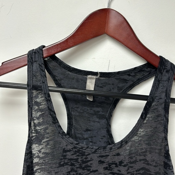 gym t-shirt Women's sleeveless in gray with exercise figures size M - Picture 8 of 9